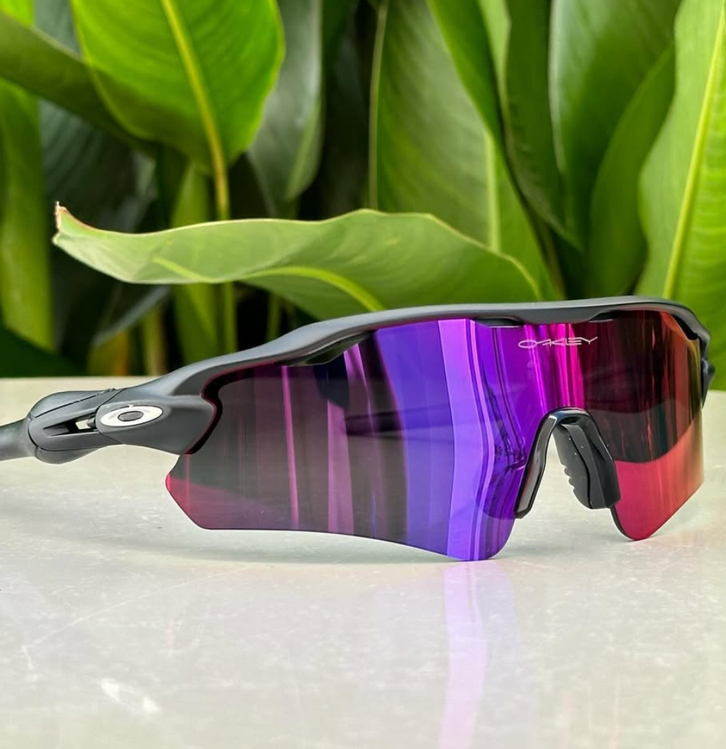Visão Implacável: Oakley Radar: Domine o Campo com Visão Superior.