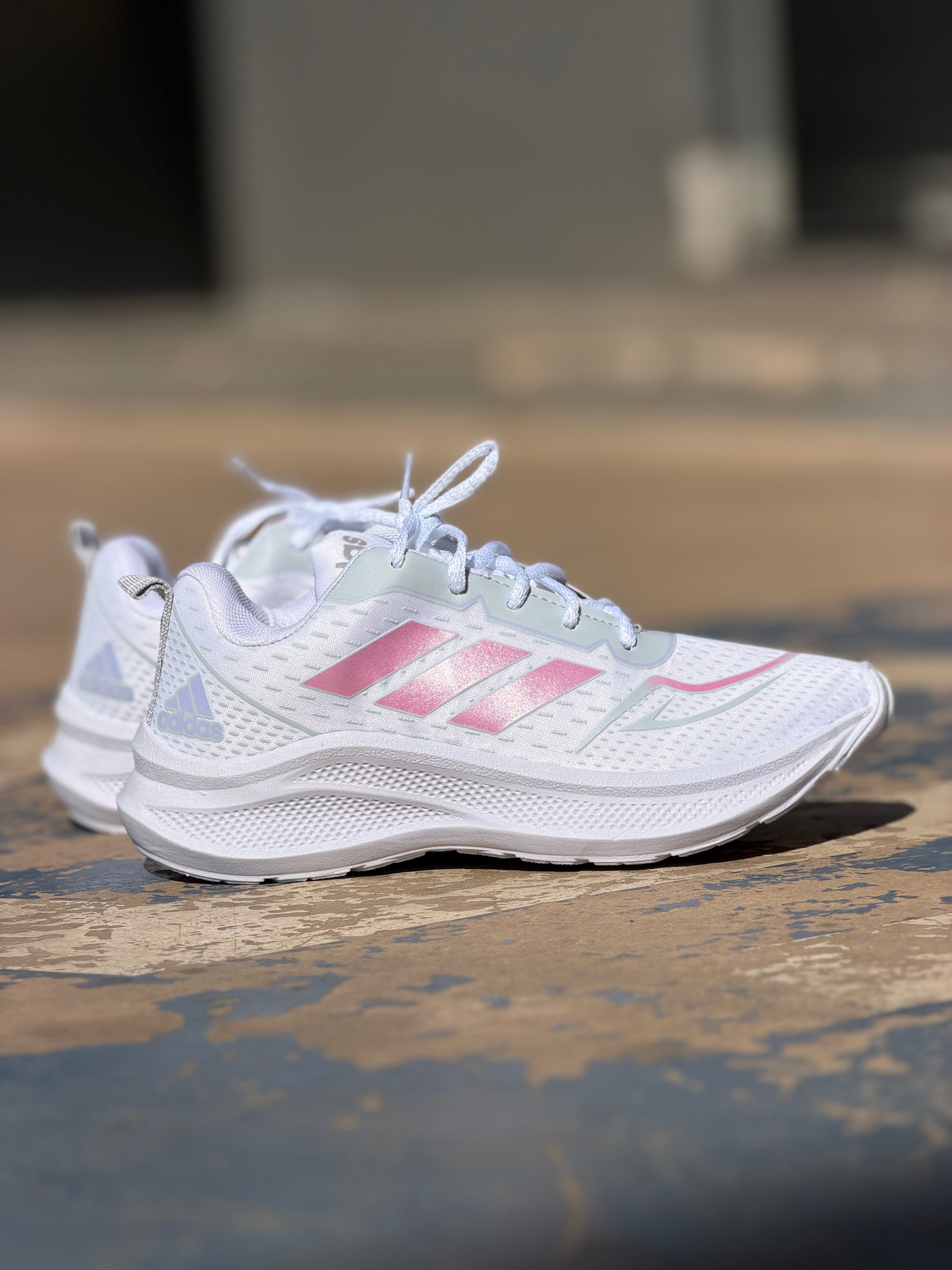 Tênis esportivo adidas rosa c branco
