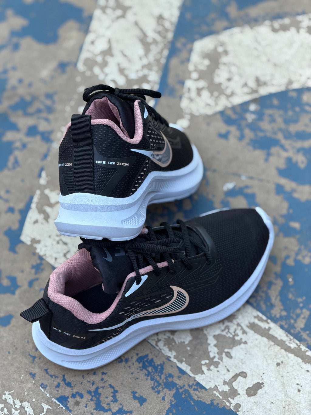 Tênis NIKE esportivo preto c rosa e branco