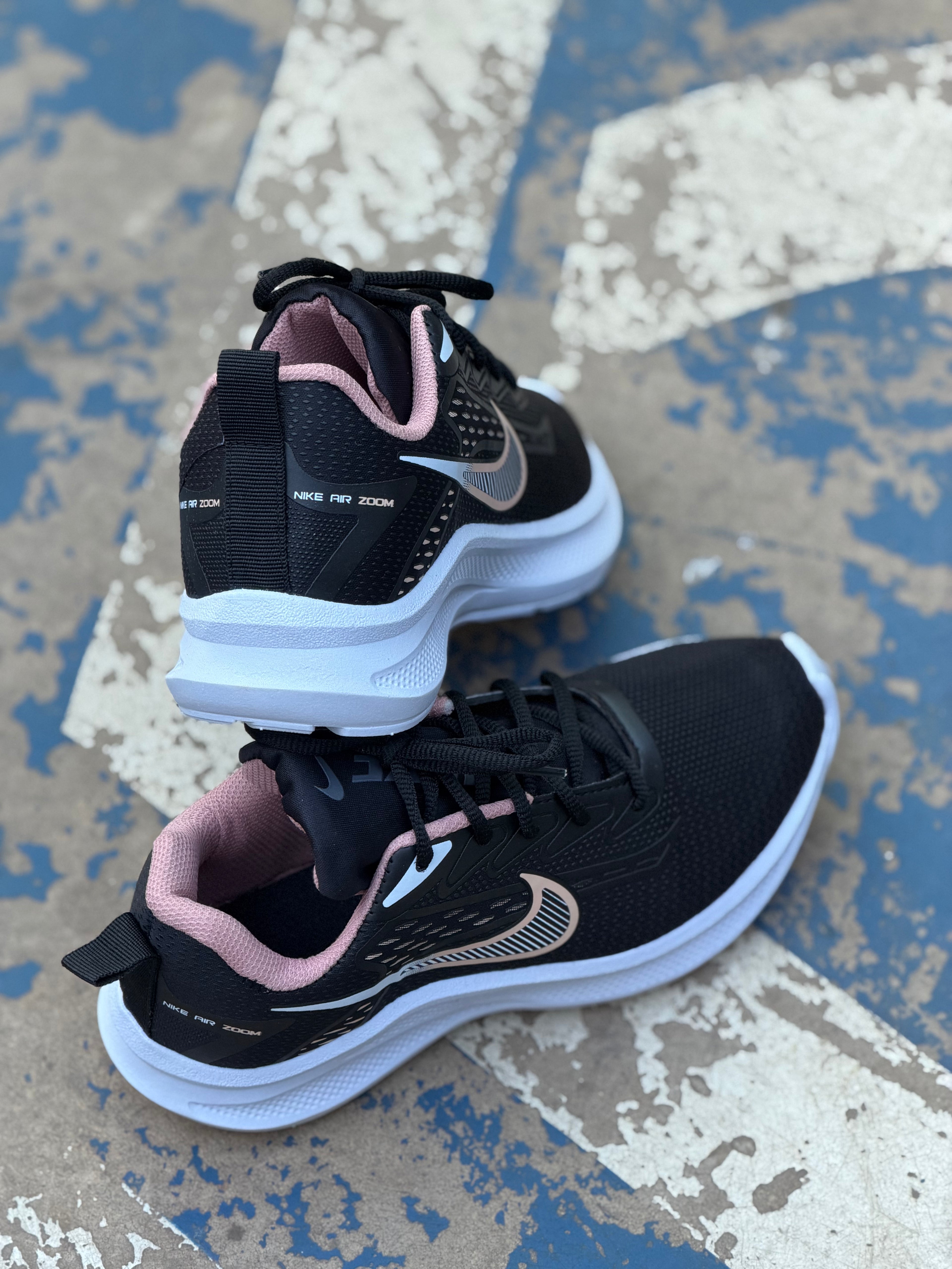 Tênis NIKE esportivo preto c rosa e branco