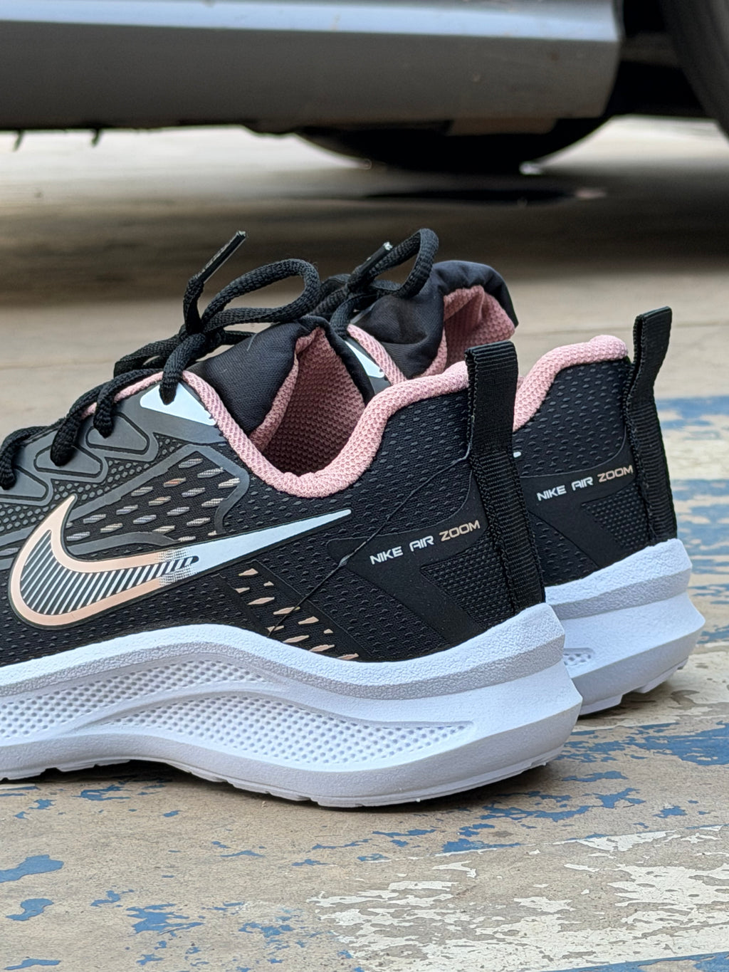 Tênis NIKE esportivo preto c rosa e branco