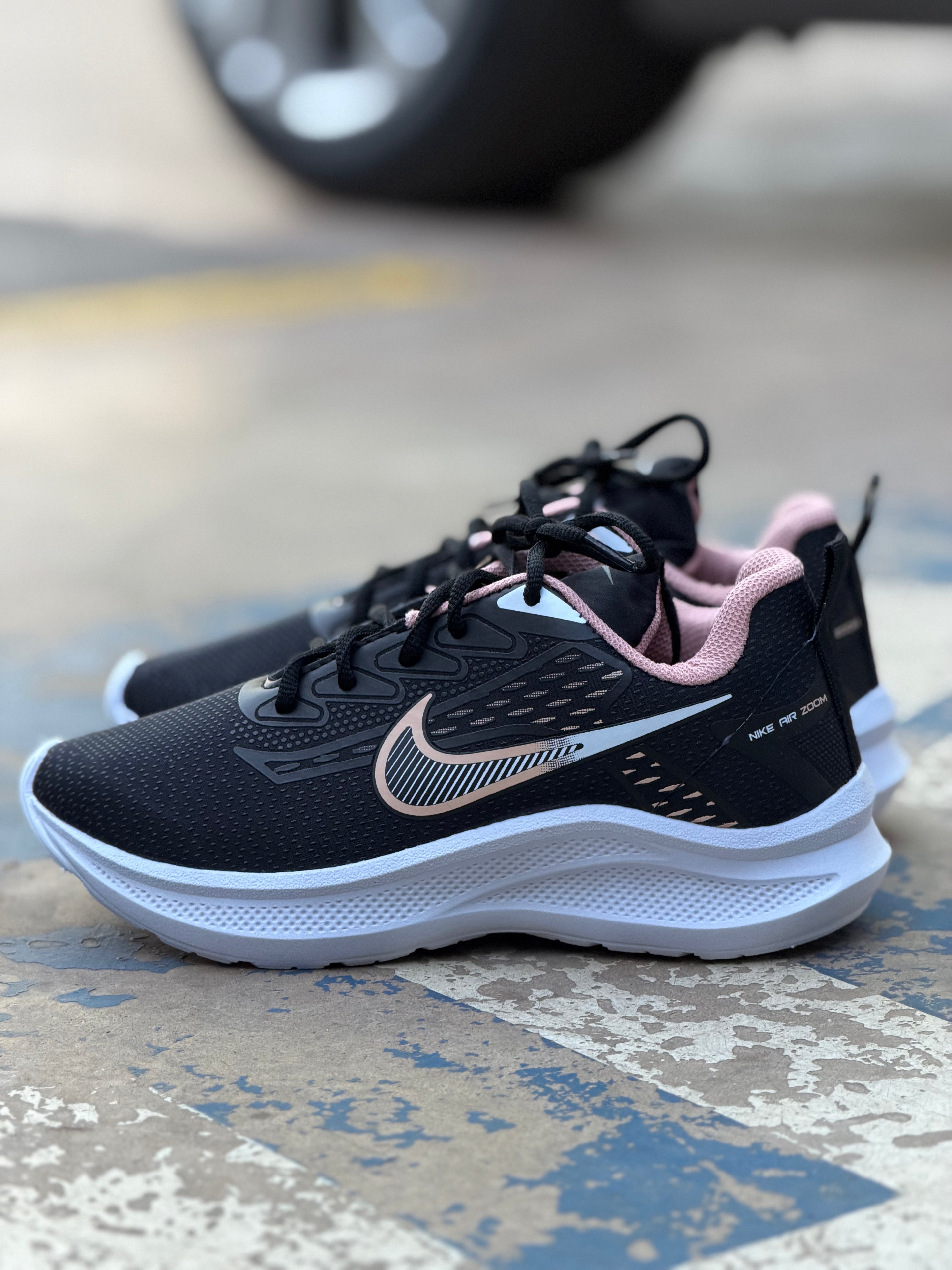 Tênis NIKE esportivo preto c rosa e branco