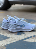 Tênis Nike esportivo branco