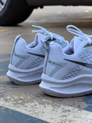 Tênis Nike esportivo branco