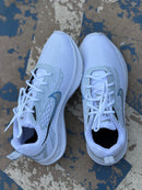 Tênis Nike esportivo branco