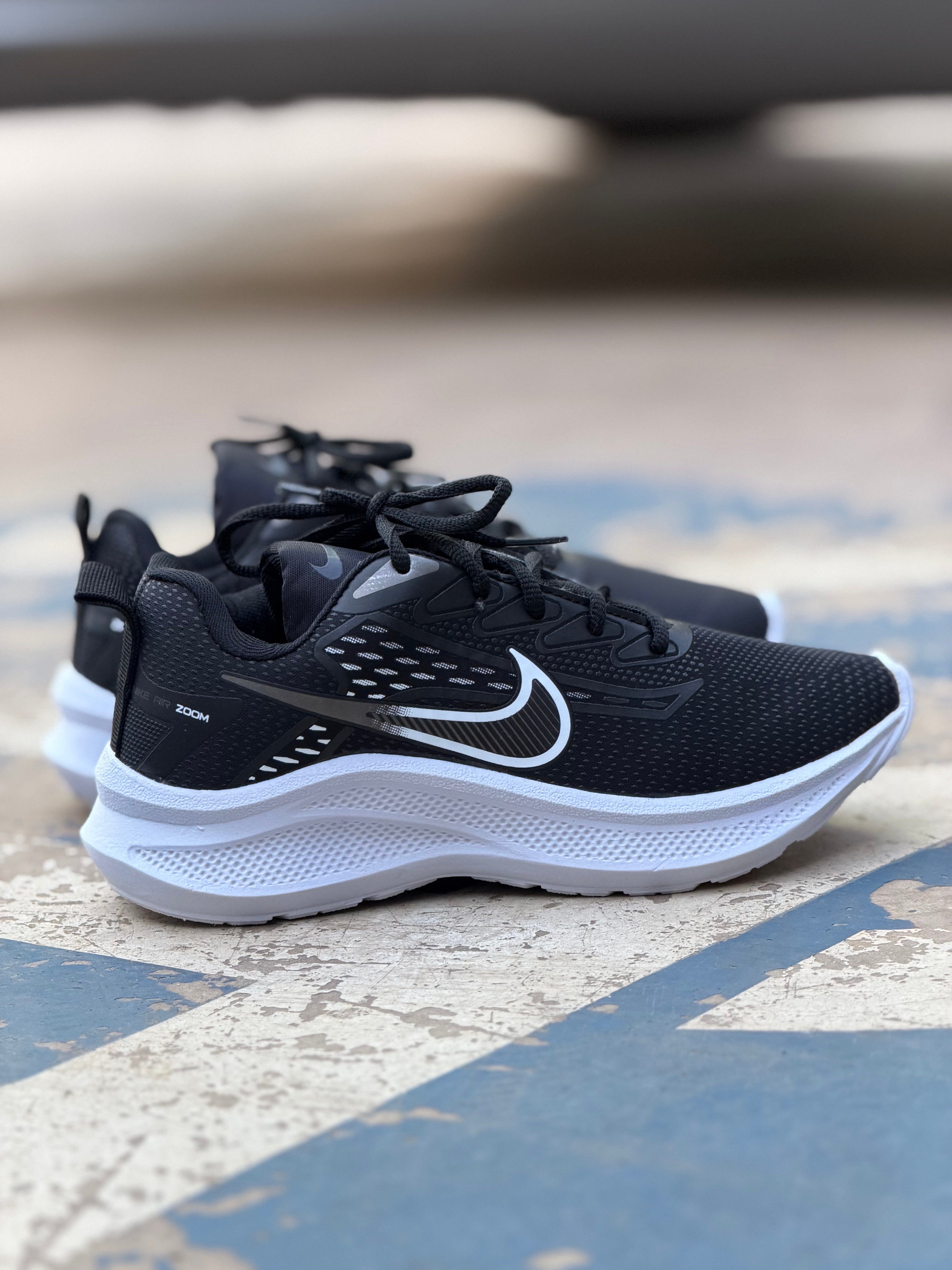Tênis Nike esportivo preto